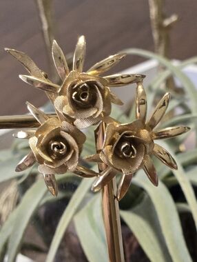 1940's SIGNED BROOKS Rosettes brooch